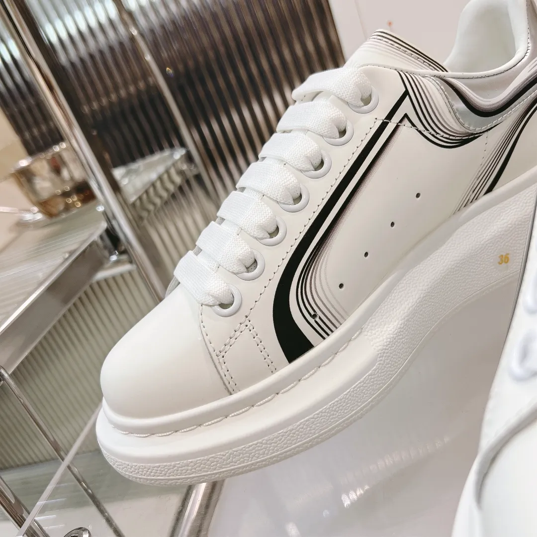 👟👟Ex-factory price 440👟👟 Men's size +10 (high version + 60 men's size plus 10) The latest addition to the counter is the top high-end version of Alexander McQueen·Alexander McQueen 2023 new wide sports shoes, white shoes and casual shoes👟New colors! The rear tail is really unique and pretty, I love it at first sight! 😍Top version! 👍🏻I won’t introduce too much about the style of this shoe. It will never go out of style year after year in spring, summer, autumn and winter. It is a super versatile style and has always been in hot demand. 🔸Upper: original custom-made latest silk cowhide 🔸Inner lining: cowhide foot pads + top-grade highly breathable mesh ����Outsole: the latest original open mold one-to-one precision mold PU vacuum outsole 🔸Female model 34-41 (customized at 34.40.41) 🔸Men's model 38-45 (customized at 38 45)
